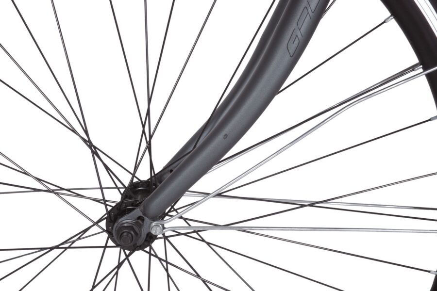 Roata unei biciclete cu spițe negre.