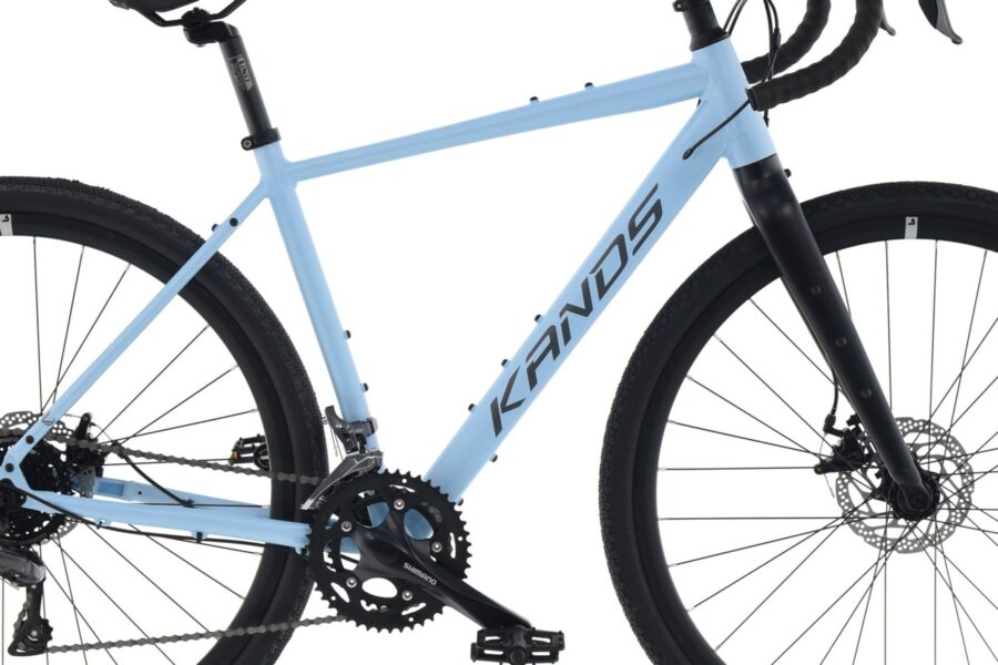 Bicicletă de drum albastră cu design modern.