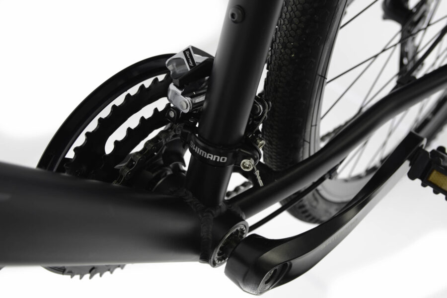 Detaliu lanţ Shimano pe bicicletă neagră