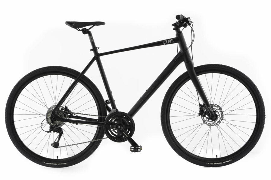 Bicicletă neagră pentru oraș cu frâne pe disc.