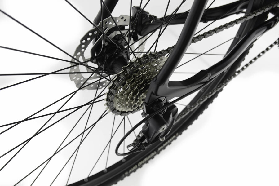 Roti bicicletă cu disc și lanț tensionat.