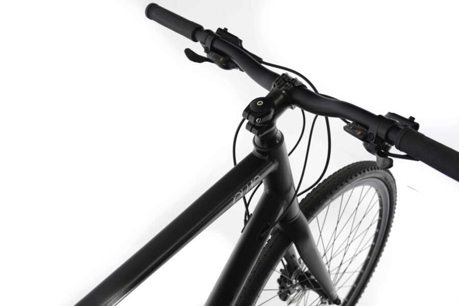 Bicicletă neagră cu ghidon ergonomic