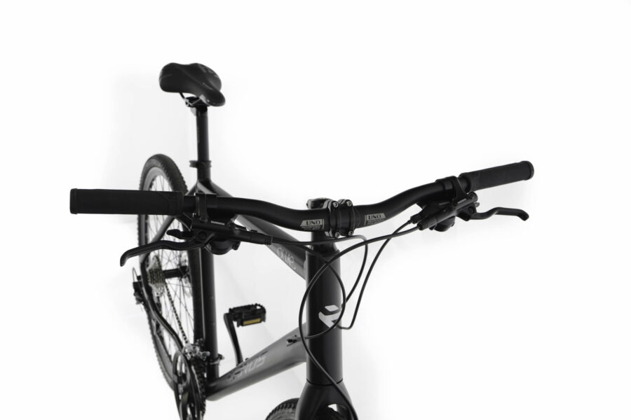 Bicicletă neagră cu ghidon ergonomic și șa confortabilă