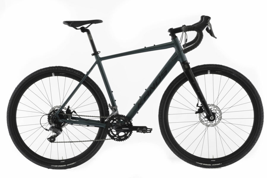 Bicicletă verde-închis, cadru modern, două roți mari.