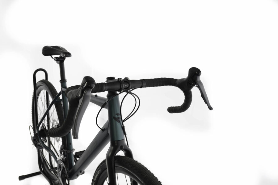 Bicicletă cursieră neagră pe fundal alb