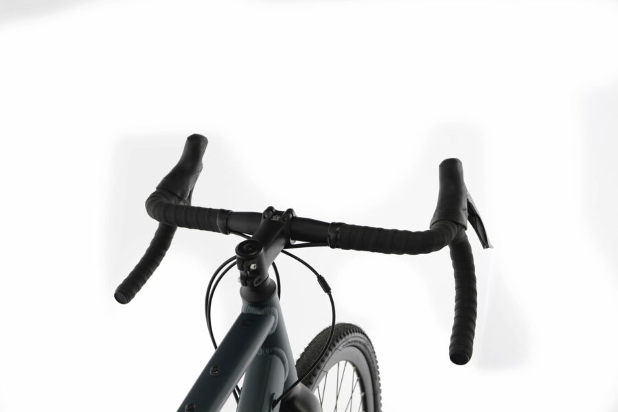 Ghidoane bicicletă montană pe fundal alb