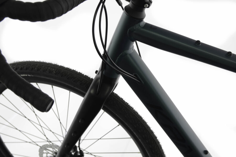 Cadru bicicletă și ghidon pe fundal alb