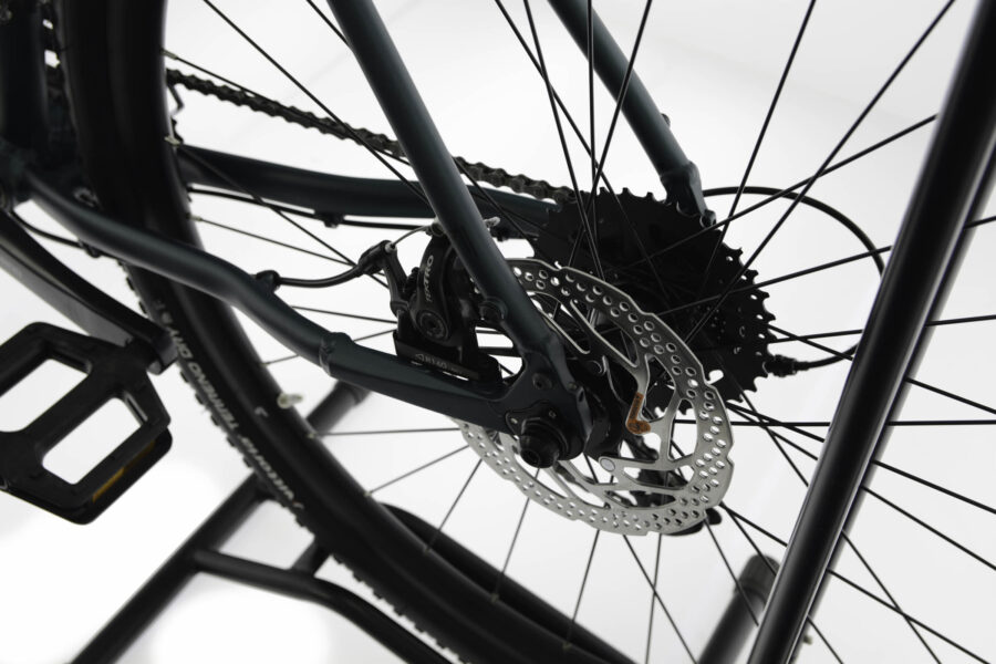 Frână disc bicicletă, detaliu tehnic roată spate.