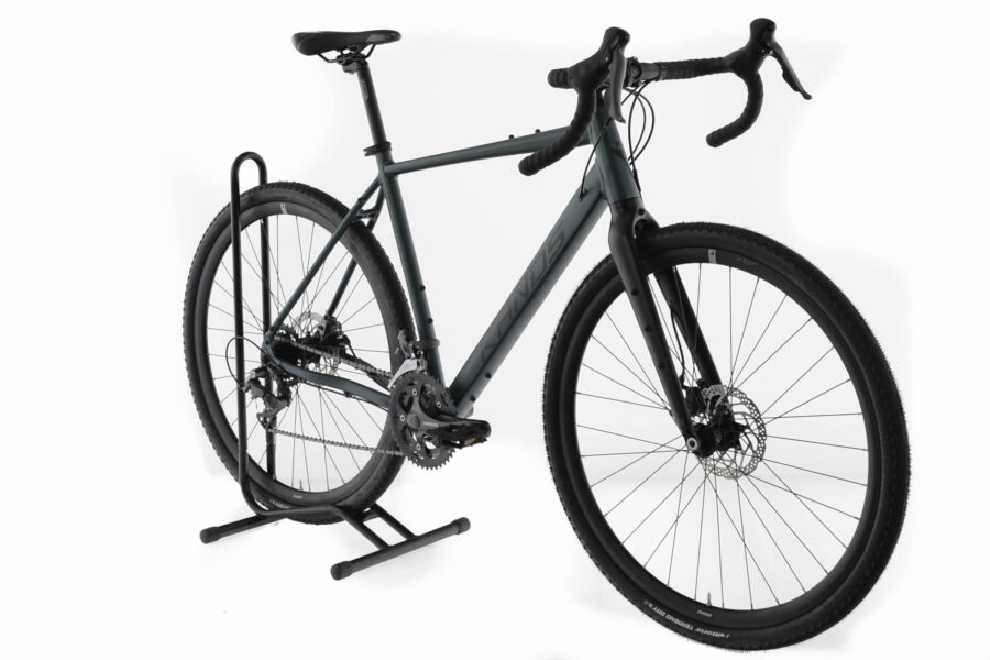 Bicicletă de munte verde pe suport metalic