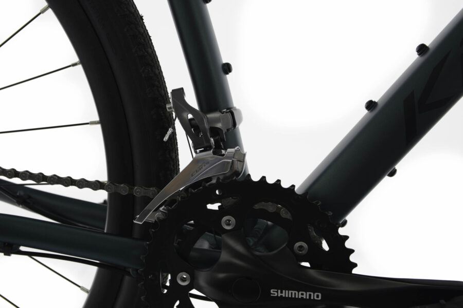 Detaliu cadru bicicletă cu sistem schimbător Shimano.
