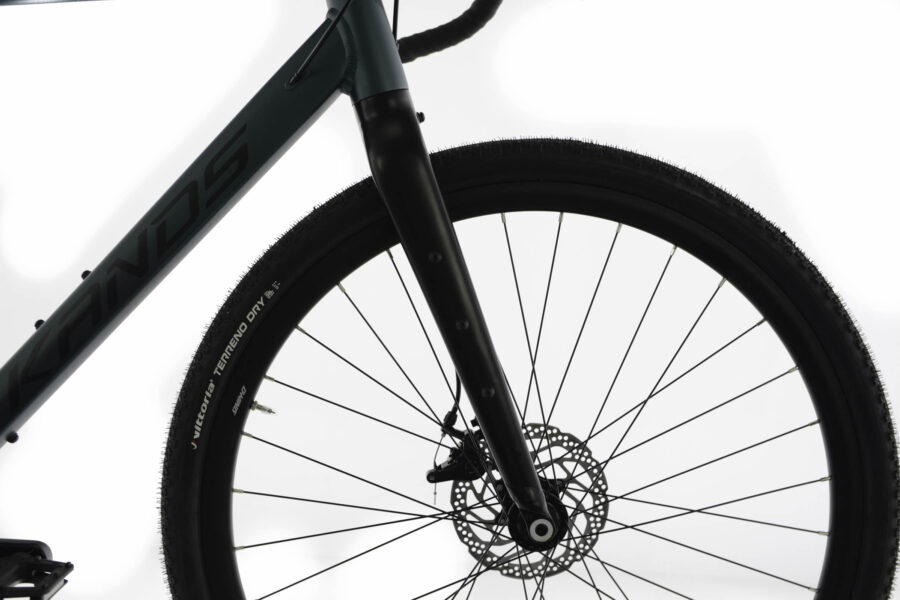 Roată bicicletă cu cadru verde și frână disc.