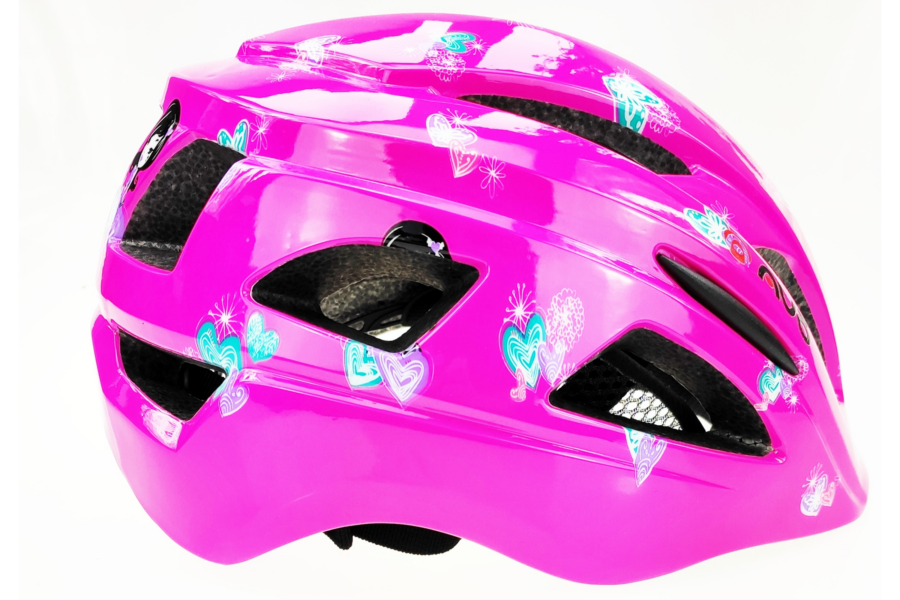 Casca de bicicletă roz cu inimioare colorate.