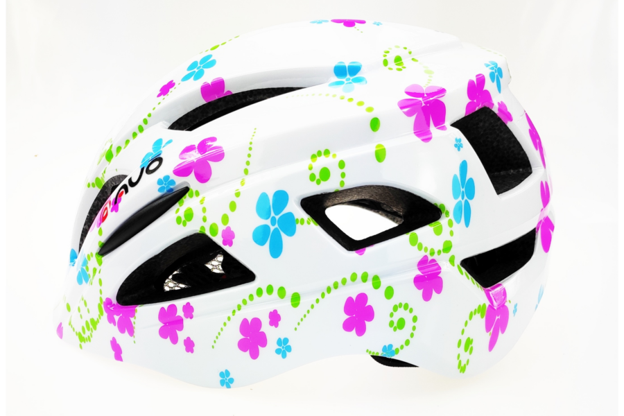Cască de bicicletă albă cu flori colorate.