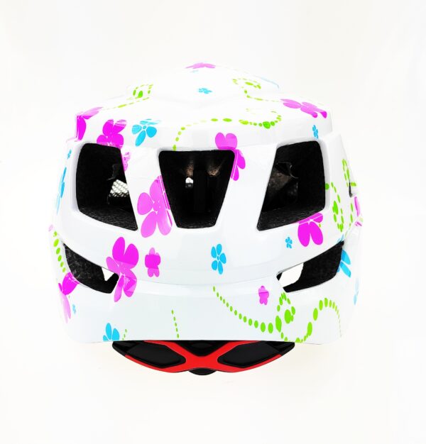 Casca albă cu flori colorate pentru ciclism siguranță.