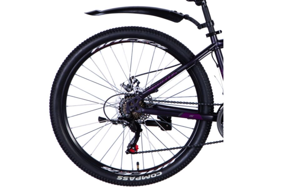 Roata unei biciclete montane de culoare mov.