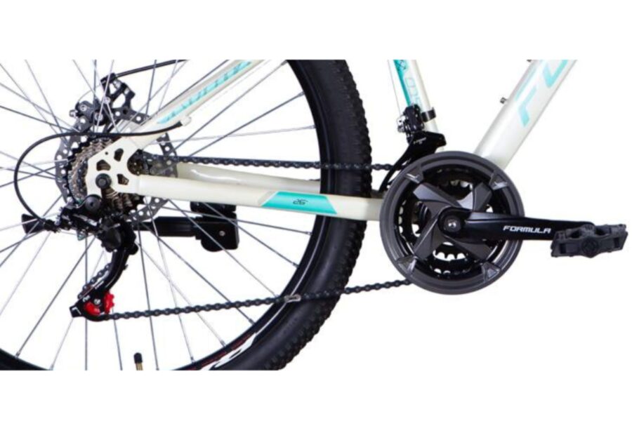 Partea laterală a unei biciclete cu pinion și pedalier.