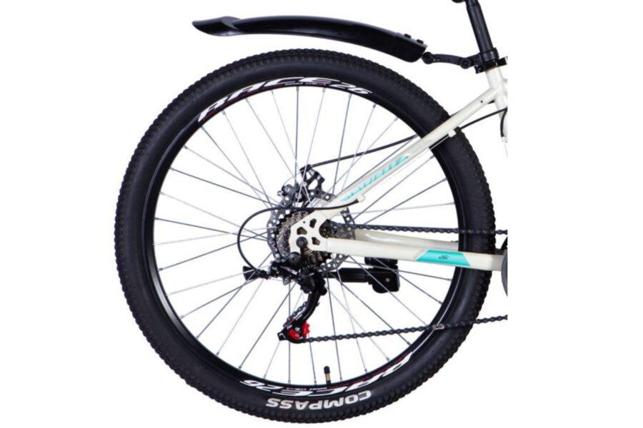 Roata unei biciclete montane cu detalii tehnice.