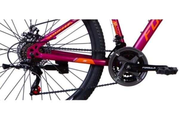 Detaliu transmisie bicicletă mountain bike roșie