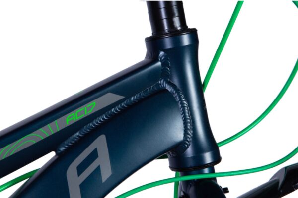 Cadru metalic al bicicletei cu cabluri verzi