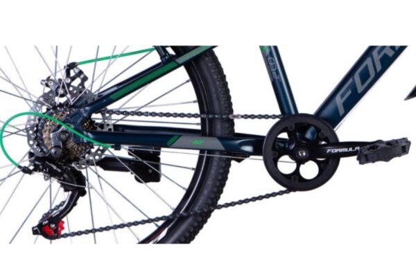 Detaliu angrenaj bicicletă cu lanț și pinioane