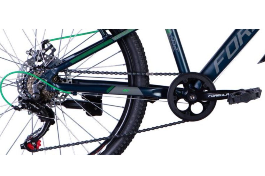 Detaliu bicicleta cu lanț și schimbător.