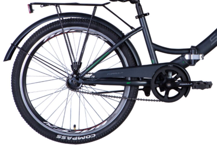 Roata bicicletei cu suspensie și anvelope robustă.