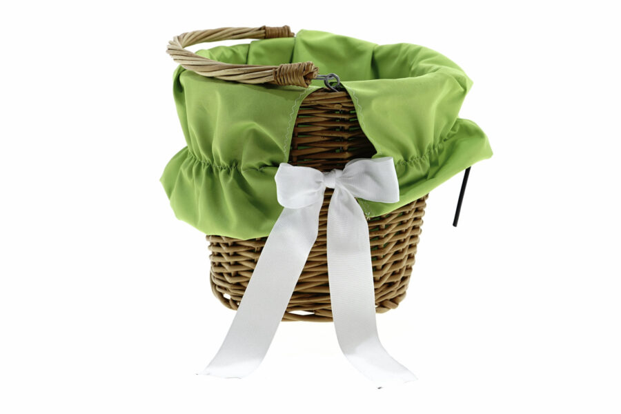 Coș de ratan cu fundă albă și material verde
