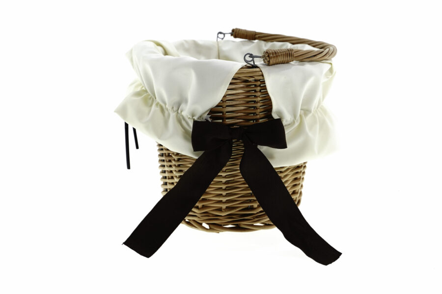 Coș din ratan cu margini albe și fundă.