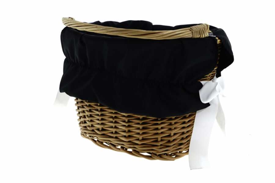 Coș de ratan cu lenjerie neagră