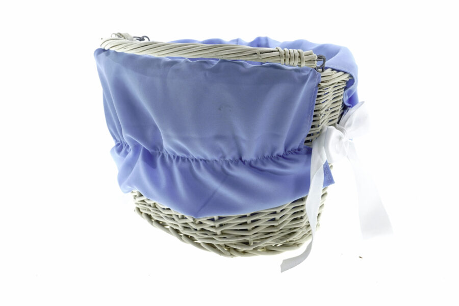 Coș cu material albastru decorativ.