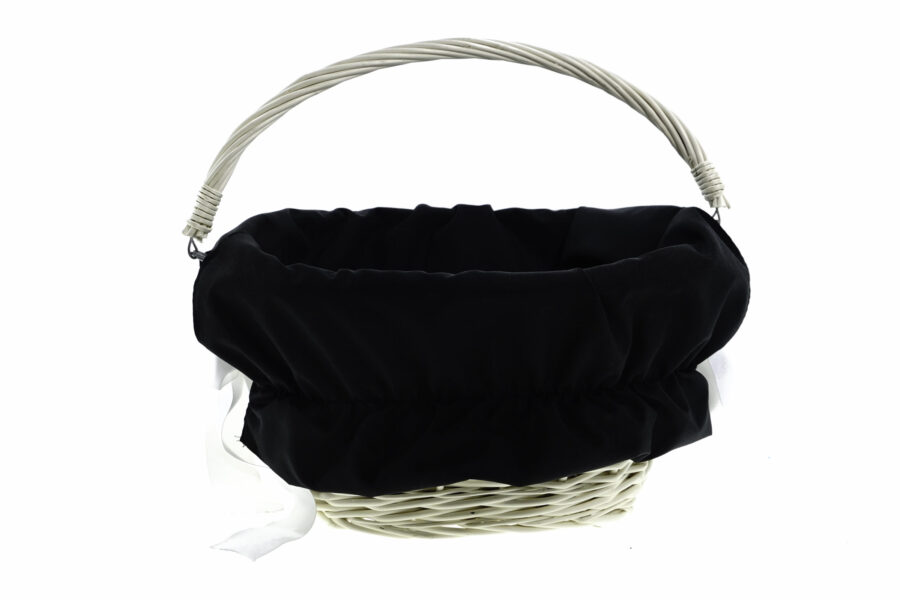 Coș cu mânere și material negru decorativ.
