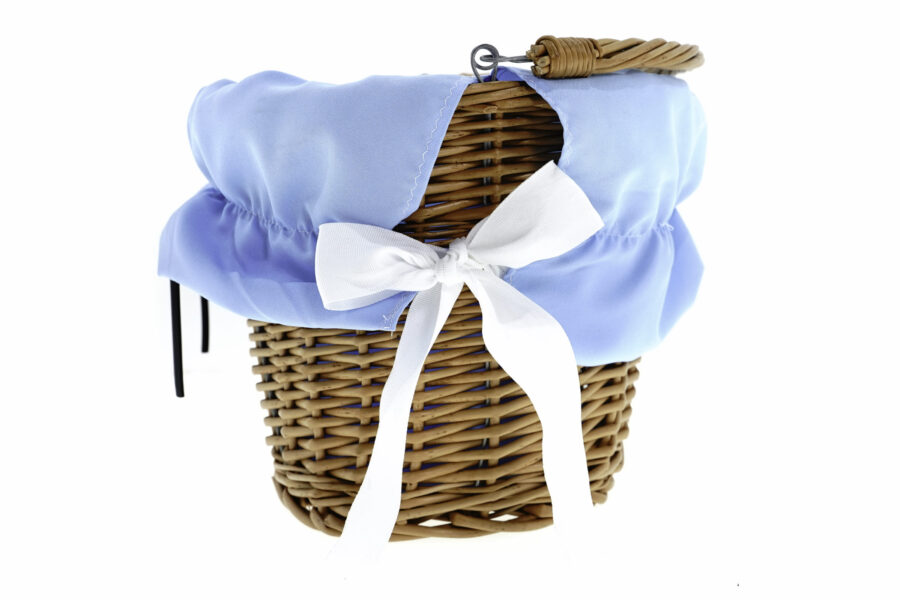 Coș de ratan cu capac albastru și fundiță albă