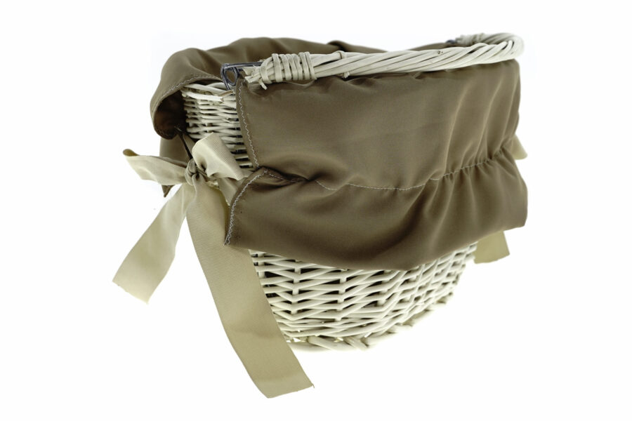 Coș alb decorat cu material bej.