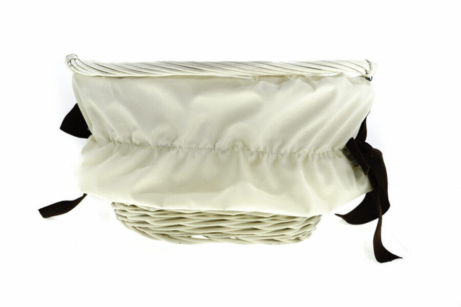 Coș din nuiele cu săculeț alb.