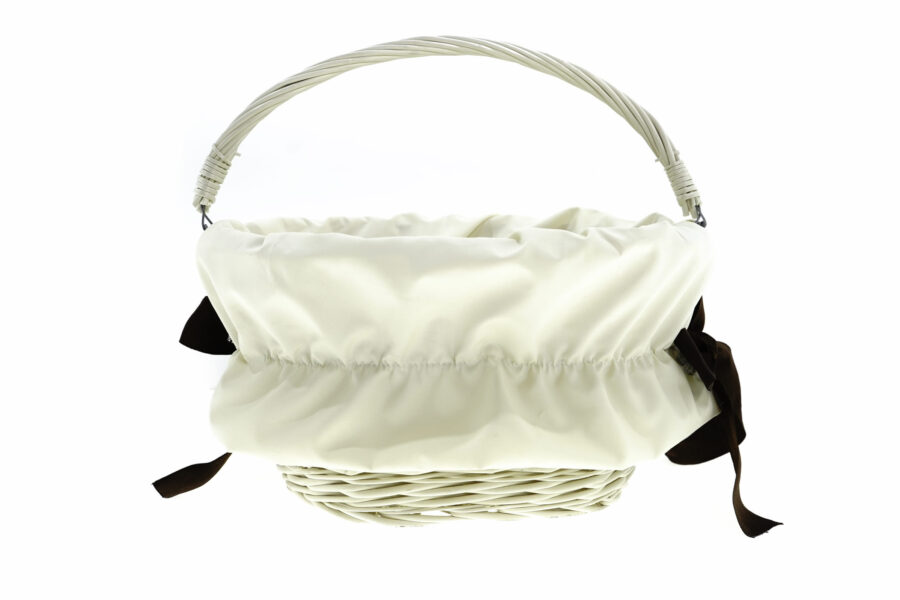 Coș de wicker cu material alb și fundițe