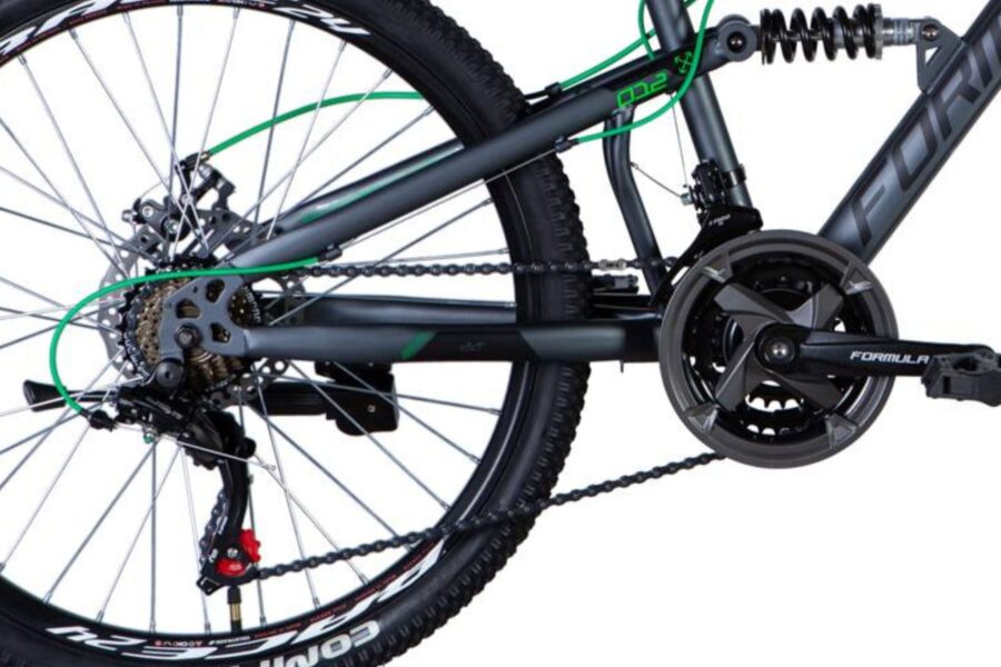 Detaliu bicicletă cu transmisie și roți