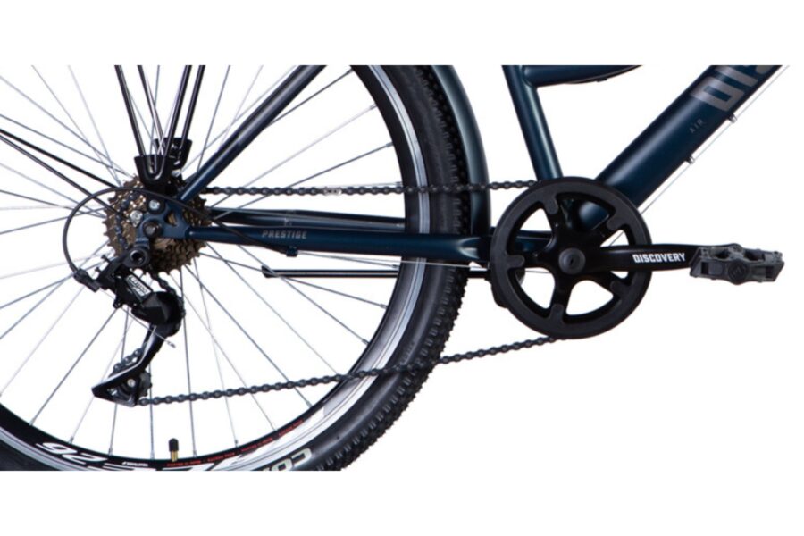 Detaliu bicicletă cu transmisie și roți.