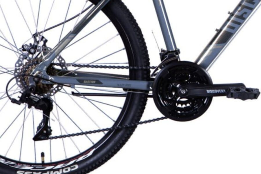 Detaliu bicicletă montană cu transmisie