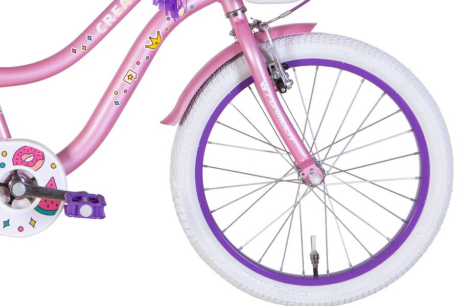 Bicicletă roz cu detalii decorative colorate.