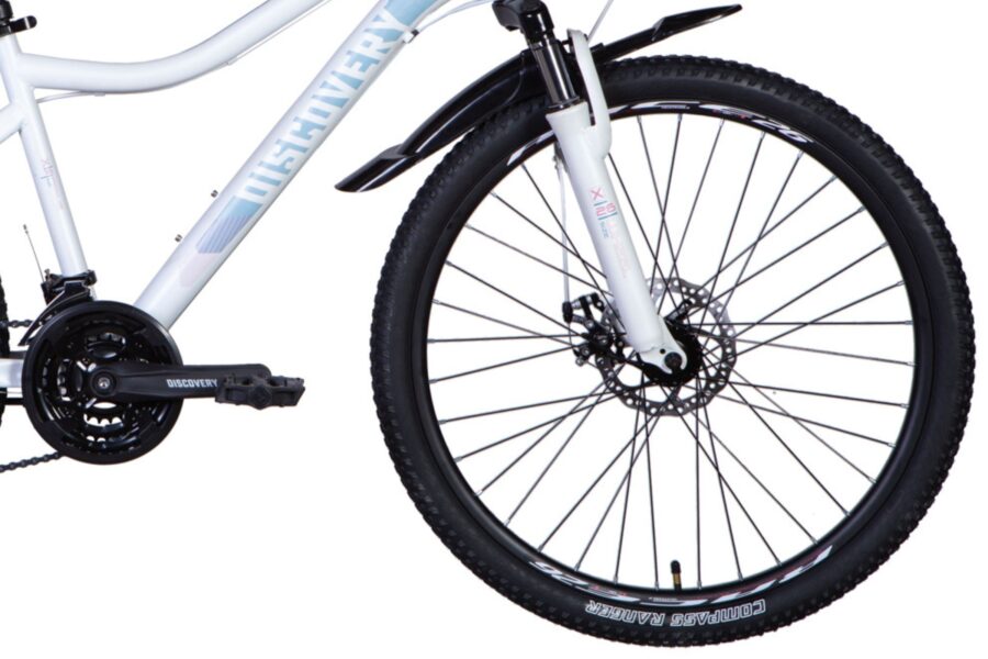 Bicicletă mountain bike albă cu roată mare.