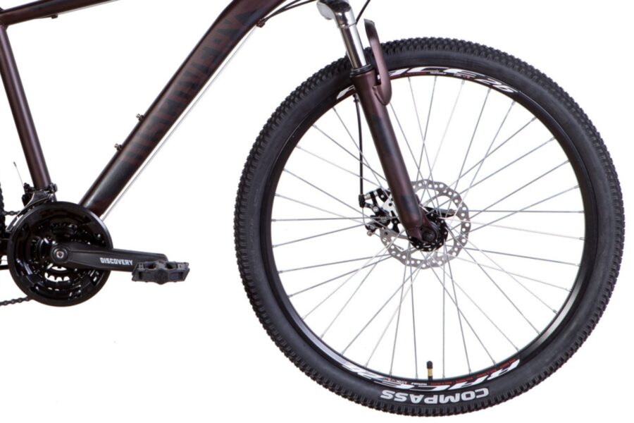 Bicicletă mountain bike cu roată robustă.