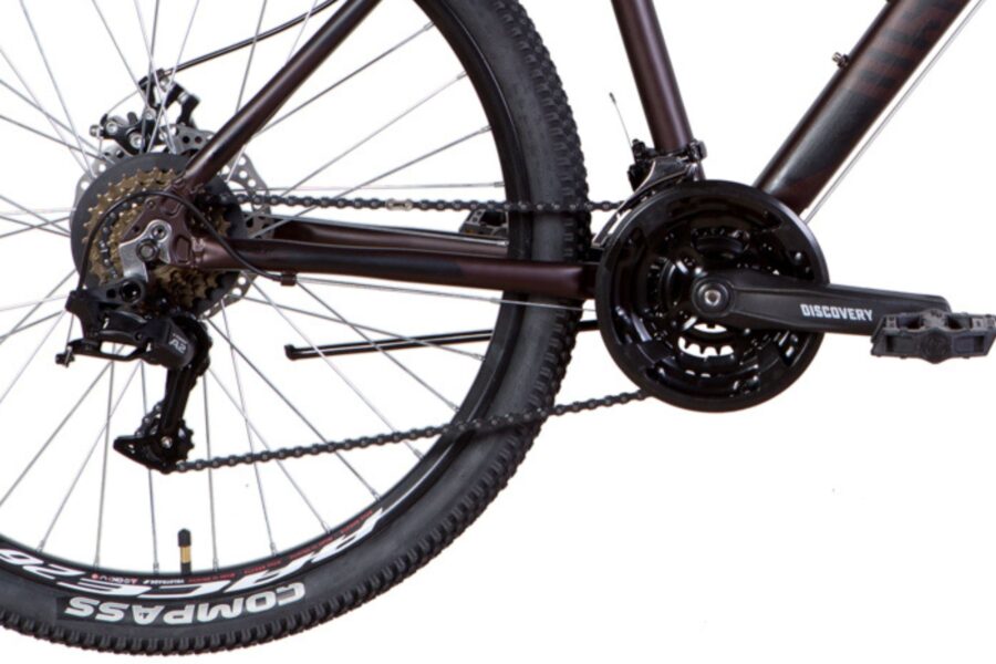 Detaliu bicicletă mountain bike, transmisie și roți.