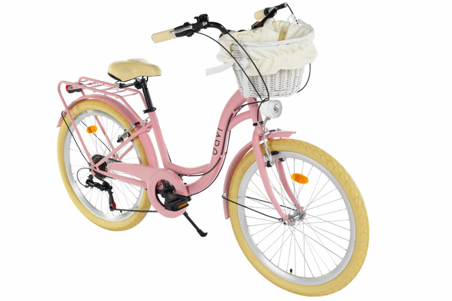 Bicicletă roz cu coș și roți galbene.