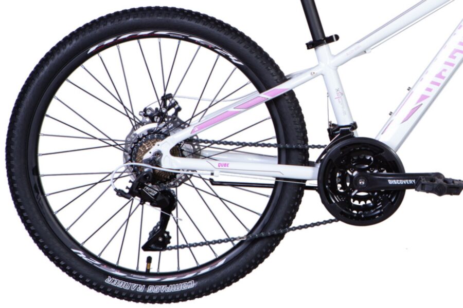 Detaliu bicicletă montană albă cu roată.