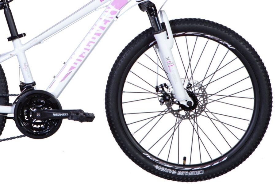 Bicicletă montană albă cu detalii roz.