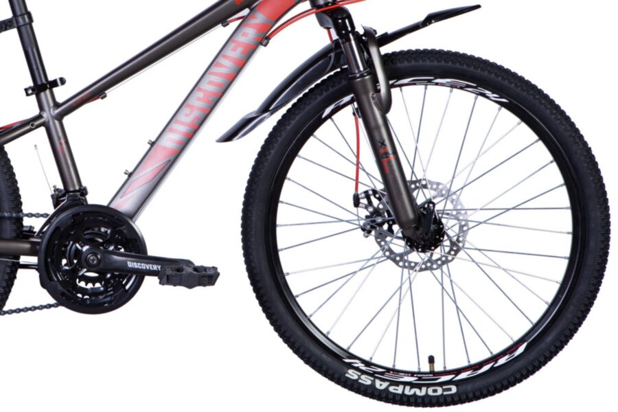 Bicicletă montană marca Discovery, detaliu roată și cadru.