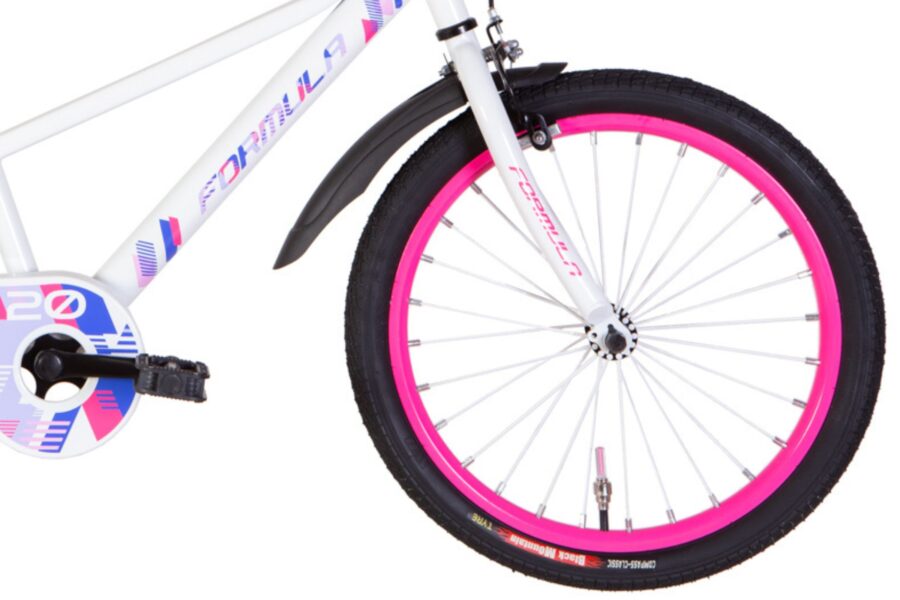 Roata unei biciclete cu jantă roz.