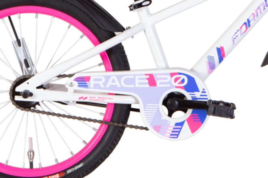 Detaliu bicicletă albă cu accente roz.