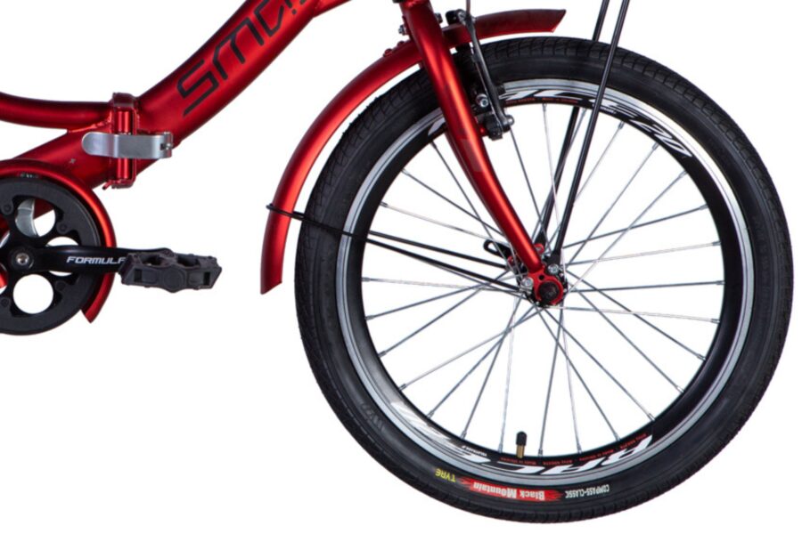 Roată de bicicletă roșie cu pedale vizibile.