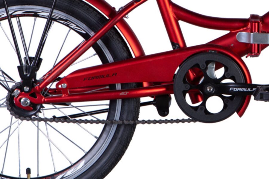 Detaliu bicicletă roșie cu lanț și pedale.